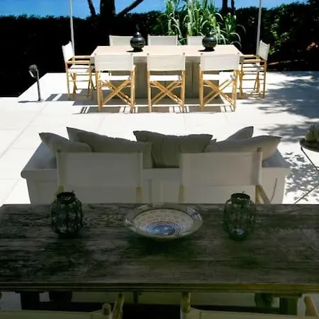 Beachfront Villa, Sun And Sea بيت للعطل