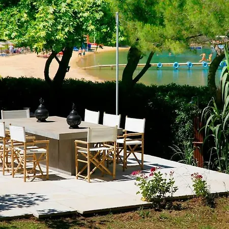 Beachfront Villa, Sun And Sea بيت للعطل *
